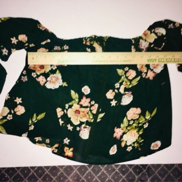 🍭 inTu Top Green Floral Print Off The Shoulder Croppy Size Small EUC - Picture 9 of 16